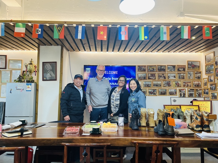 Клиенты из Норвегии и Дании посещают компанию Guangzhou Hanagal Shoes Co., Ltd, чтобы изучить новые возможности в отрасли